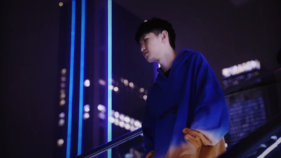 更是